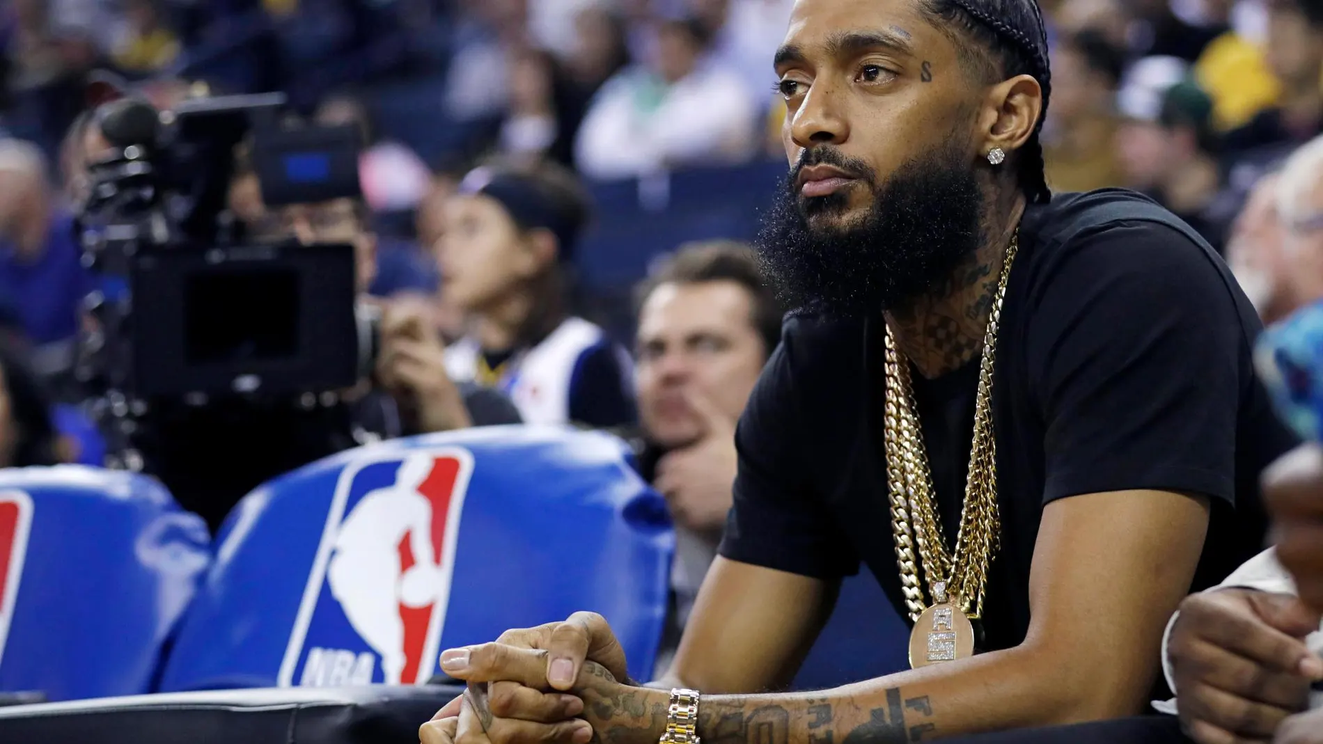 El rapero Nipsey Hussle viendo un partido de la NBA el pasado 29 de marzo