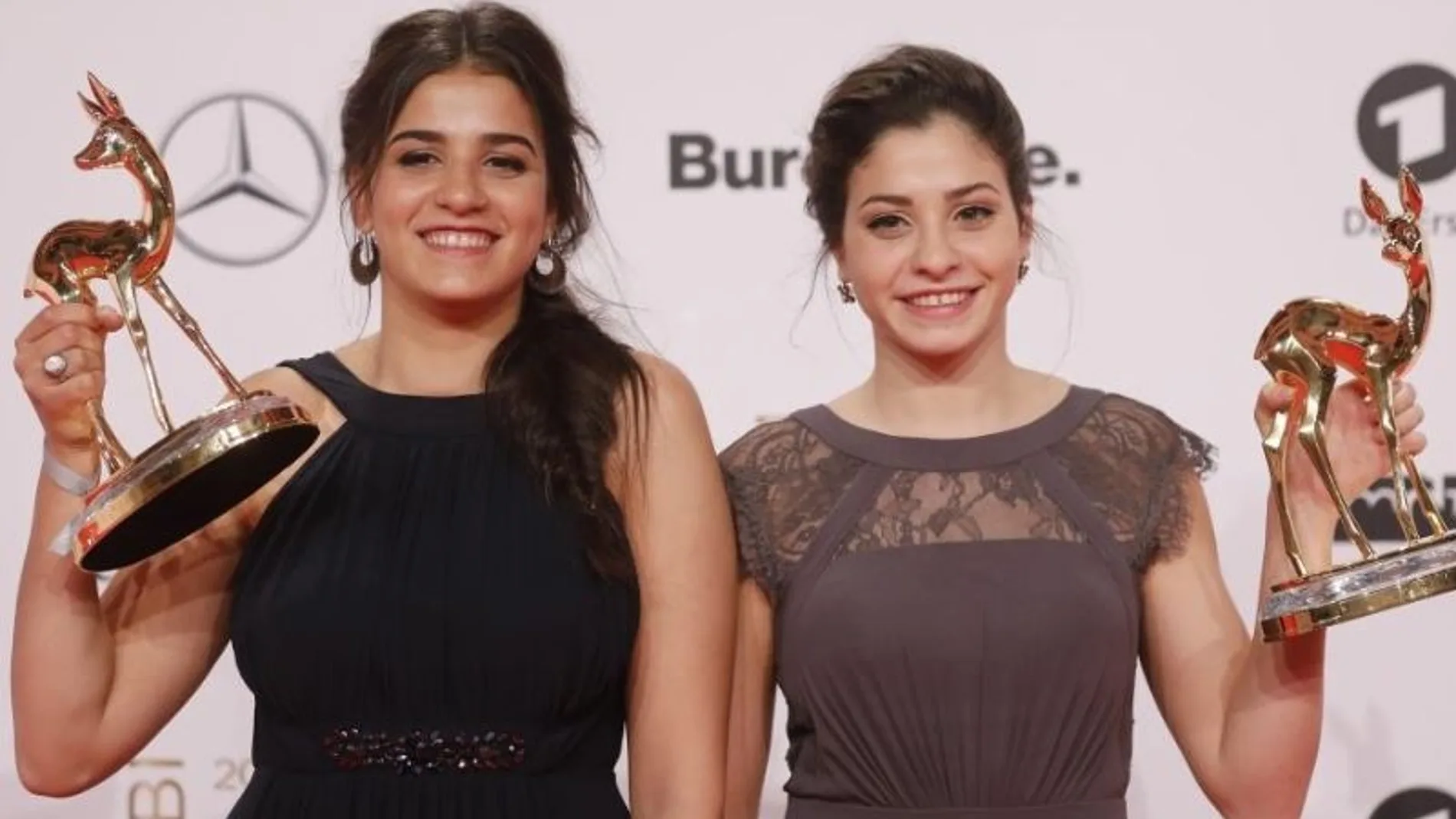 Sarah Mardini y su hermana Yusrfa en 2016
