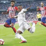 Vinicius trata de centrar al área pequeña perseguido por Thomas