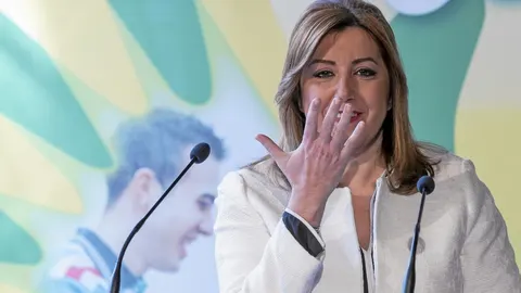 Susana Díaz, ayer utiliza el lenguaje de signos en un acto de la ONCE celebrado en Sevilla