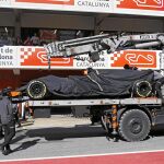 El MCL32 de Alonso vuelve a boxes en una grúa tras romperse