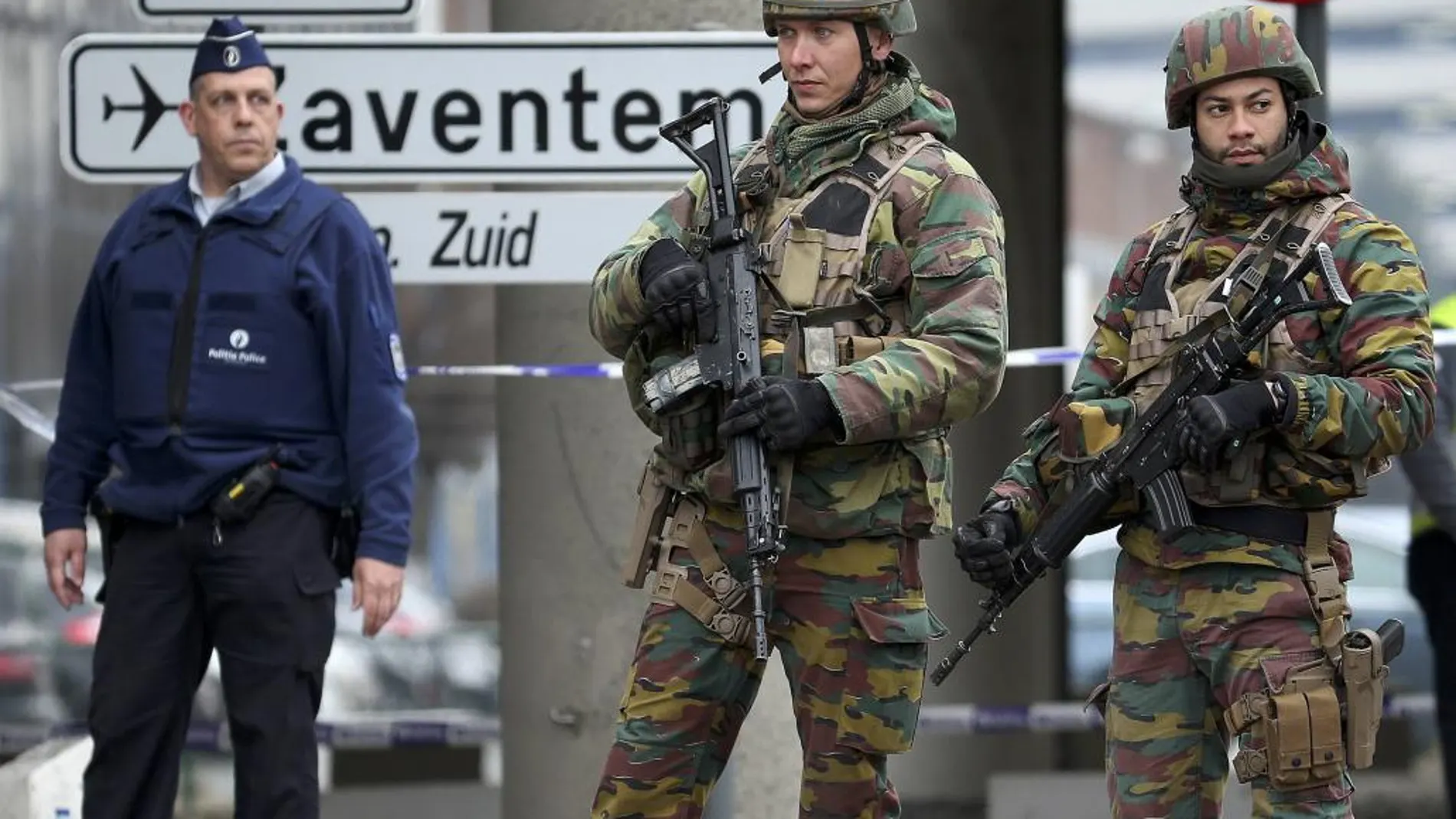 Soldados belgas, junto al aeropuerto de Zaventem