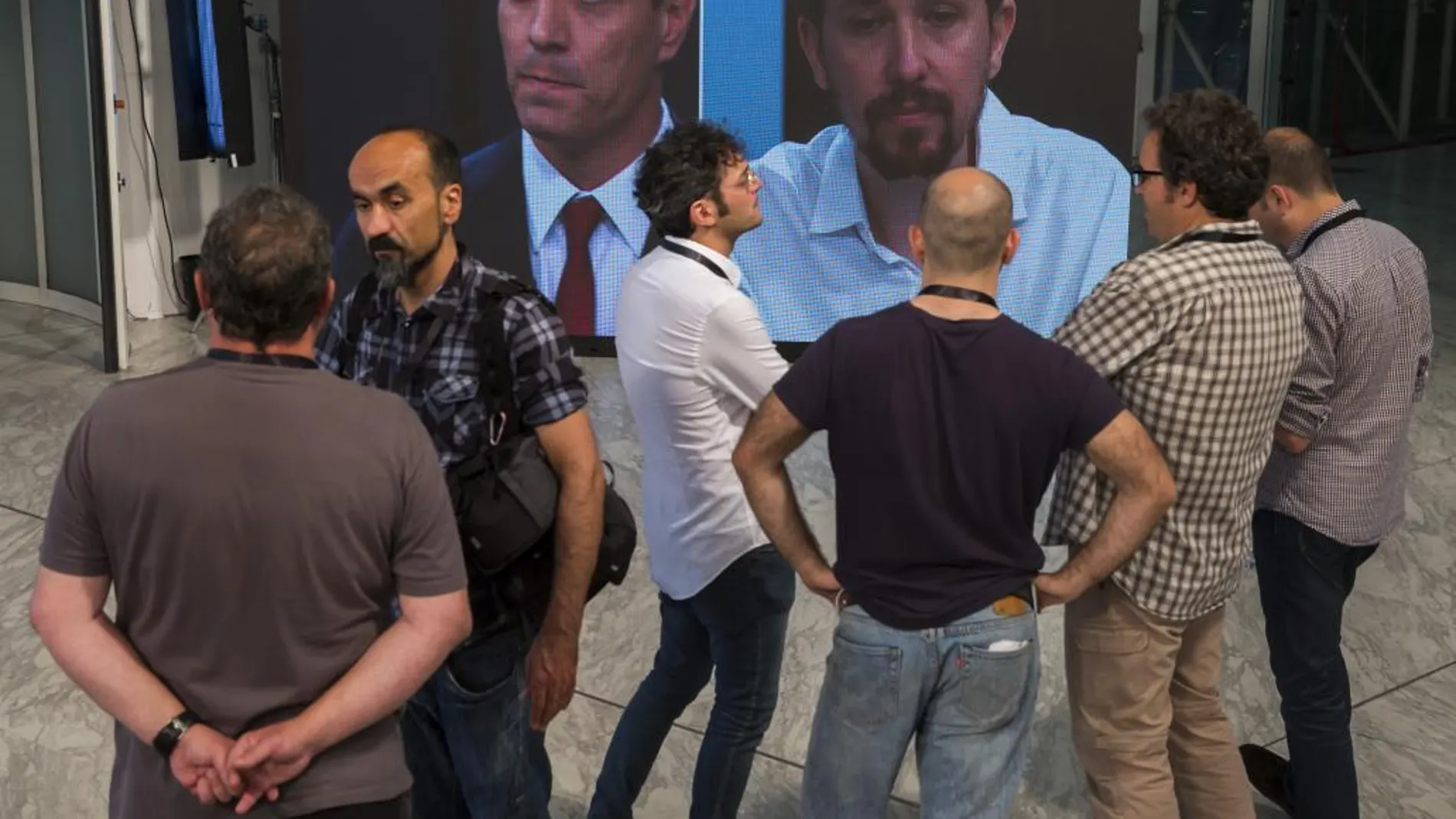 Sánchez e Iglesias, en pantalla, durante un debate para las pasadas elecciones