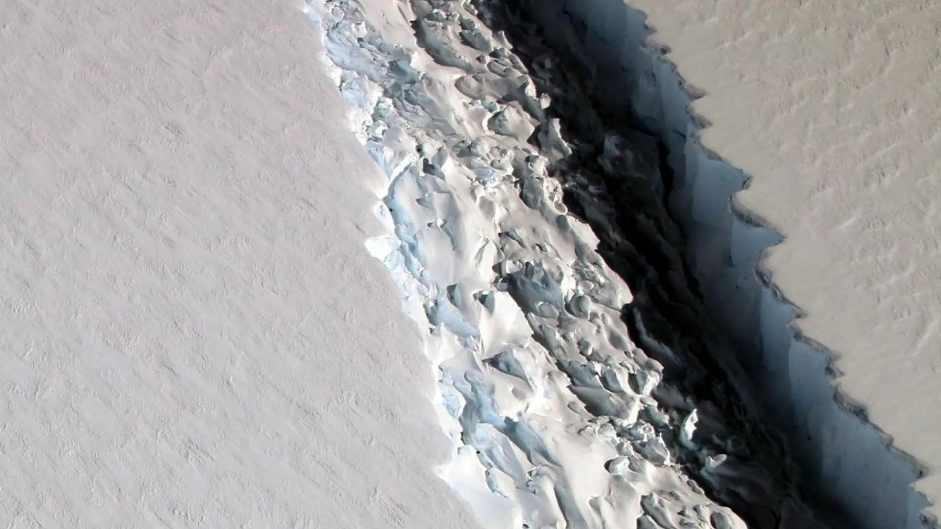 Una gigantesca grieta en la superficie helada de la Antártida, en una imagen tomada por la NASA el pasado mes de enero
