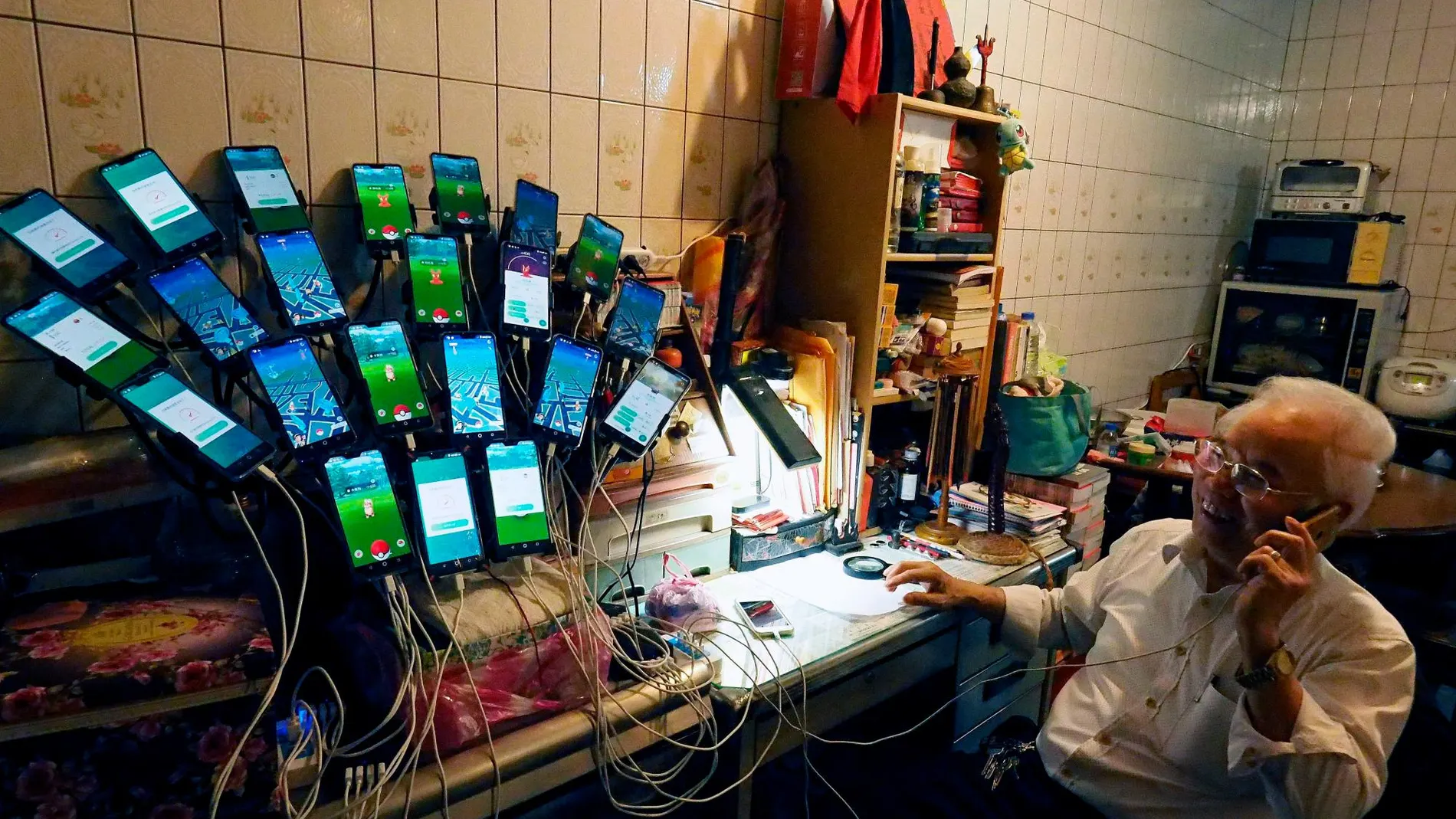 Un hombre con 22 smartphones para capturar Pokemons / Efe