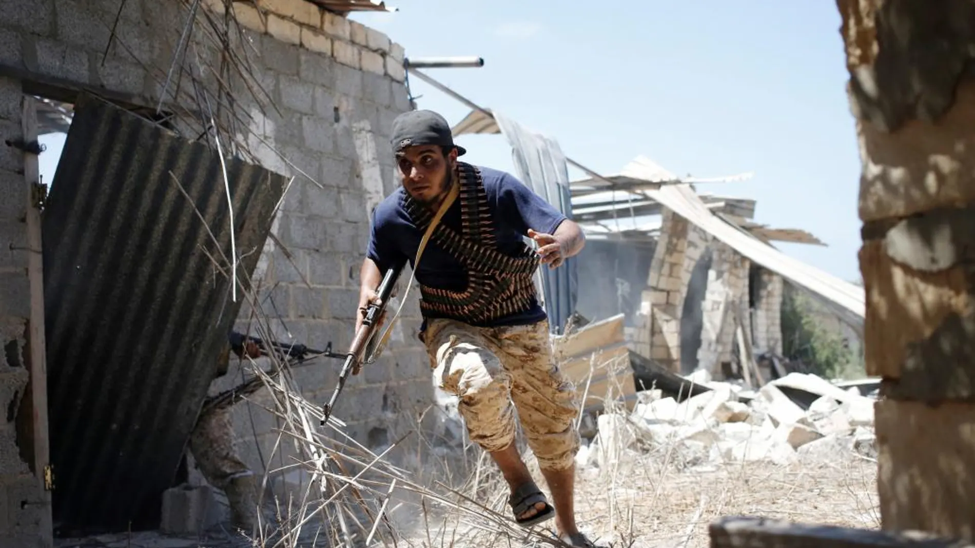 Un combatiente de las fuerzas libias respadadas por la ONU durante un combate con Estado Islámico en Sirte
