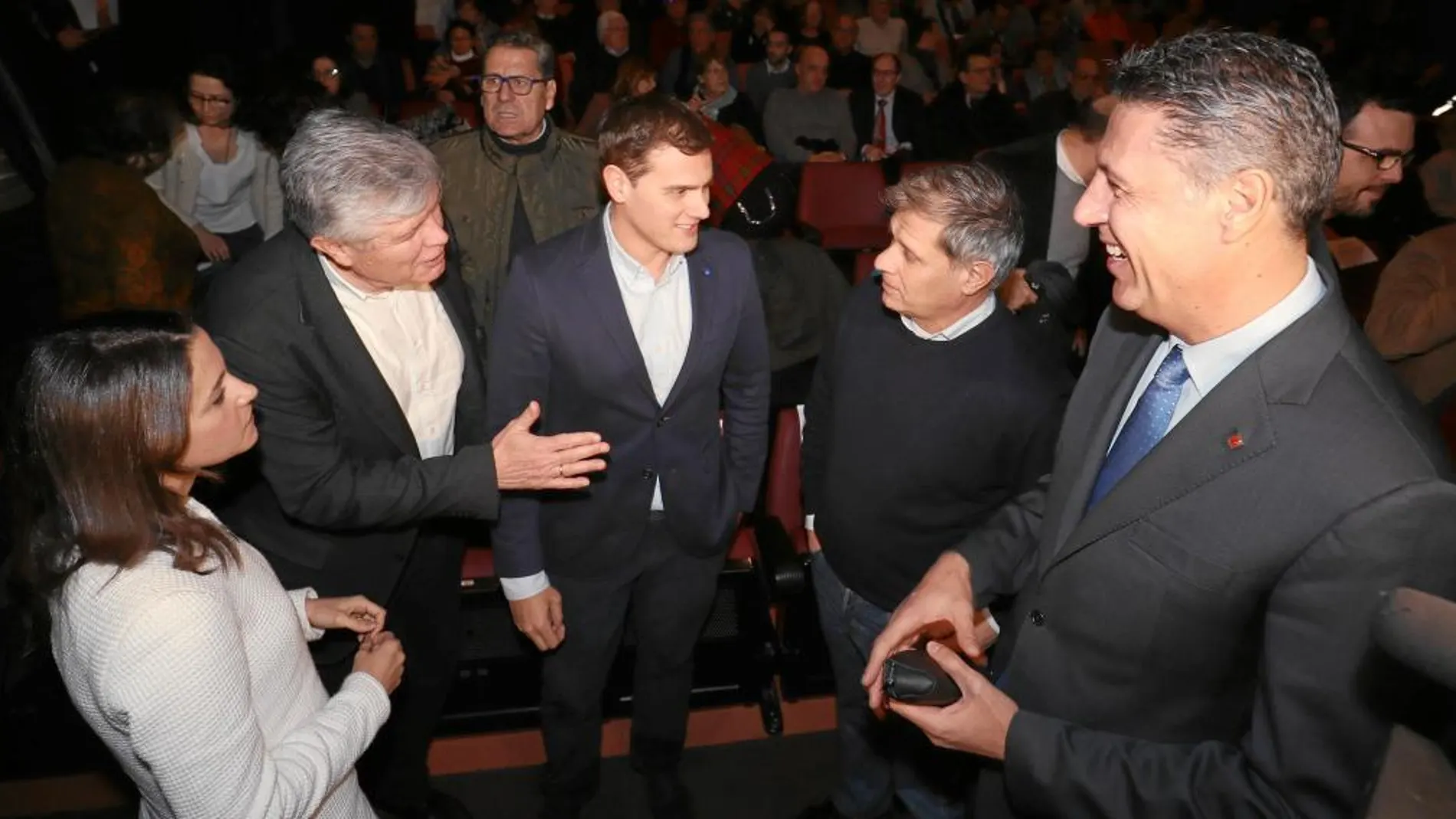 Dirigentes de PP y de Ciudadanos arroparon ayer el lanzamiento de la plataforma Concordia Cívica en un acto en L’Hospitalet