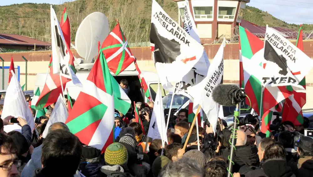 Numerosas ikurriñas y pancartas de bienvenida y a favor del acercamiento de los presos etarras al País Vasco han recibido a Otegi al salir de un centro penitenciario logroñés.