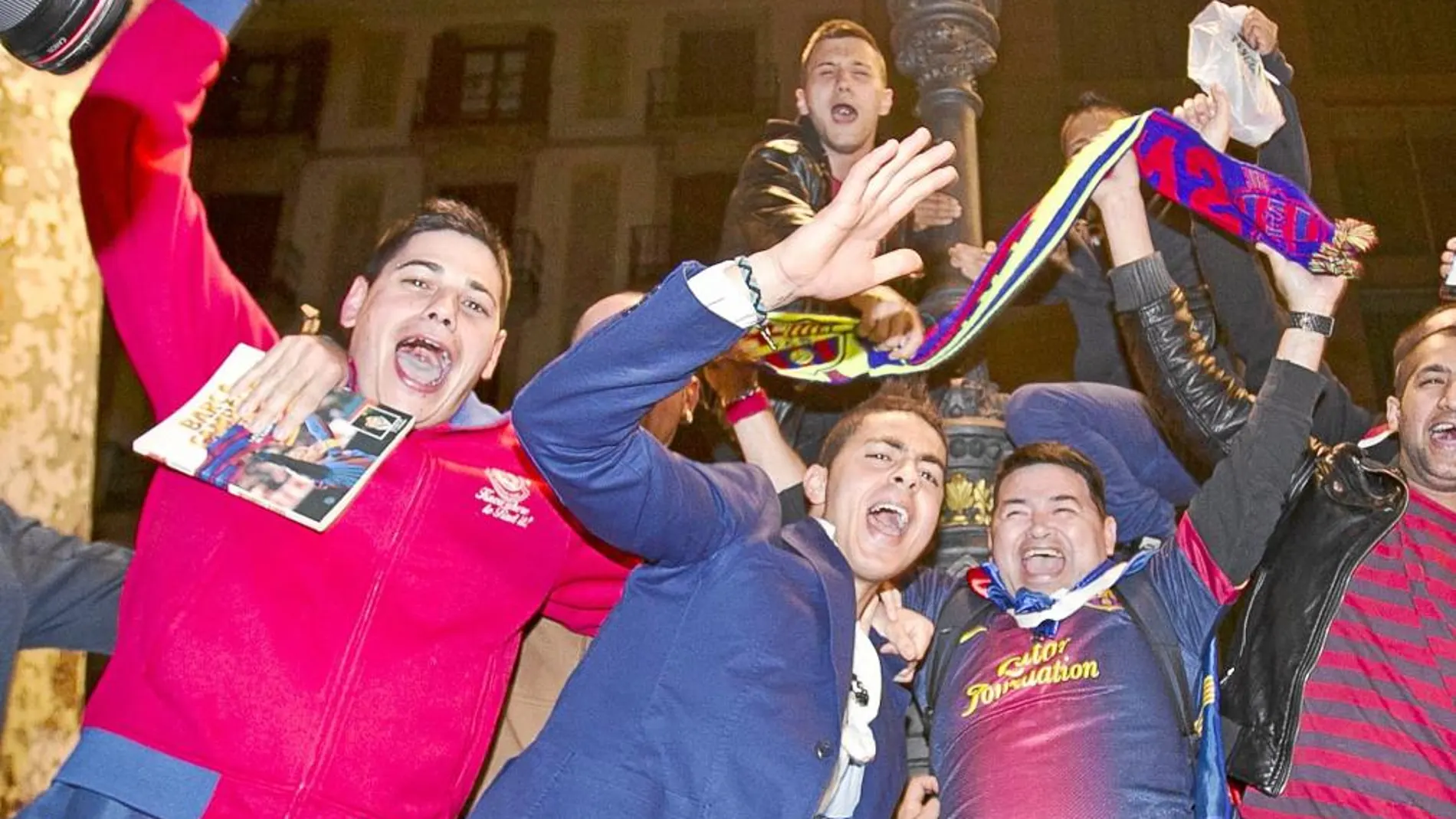 La afición barcelonista celebró anoche el triunfo en Canaletas