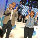 El presidente del Gobierno y del PP, Mariano Rajoy, y la presidenta del PP de la Comunitat Valenciana, Isabel Bonig, saludan a los compromisarios del XIV congreso del PPCV