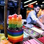 Orgullo con cuchillo y tenedor