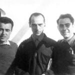 El capitán Teodoro Palacios, en el centro de la foto, junto a dos compañeros
