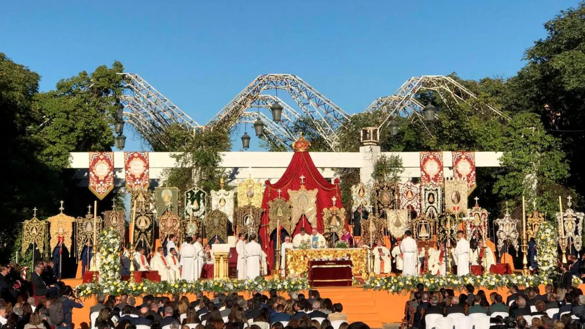 Un momento de la misa celebra en la rotonda del Papa / Foto: La Razón