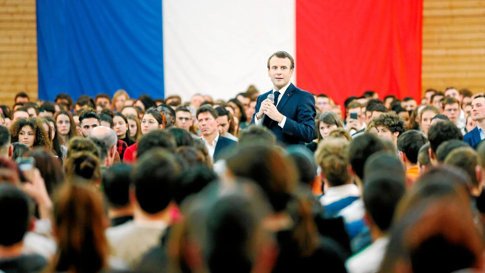 El presidente francés, Emmanuel Macron, se reunió ayer con un centenar de jóvenes en Etang-sur-Arroux (Bretaña) como parte de sus debates con la nación / Efe