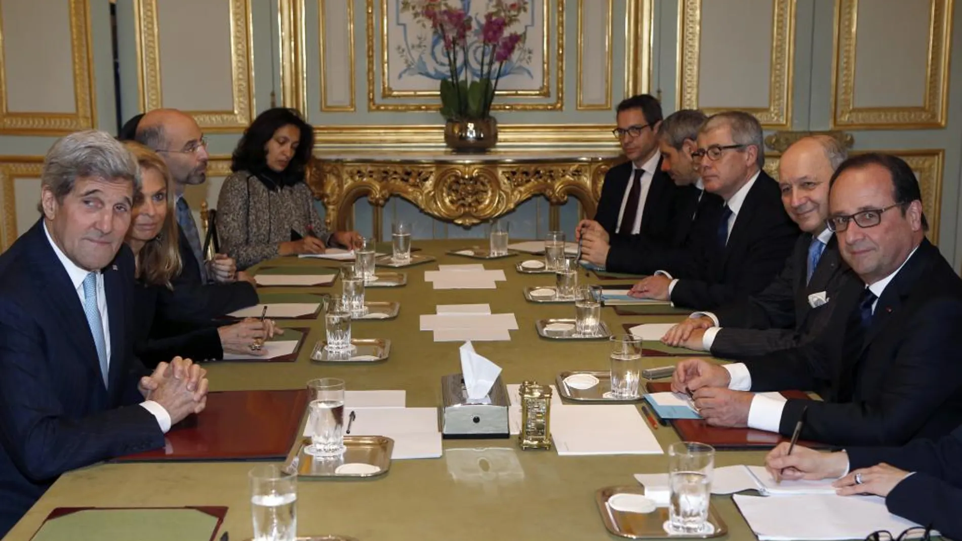 Francois Hollande y John Kerry durante su reunión en París