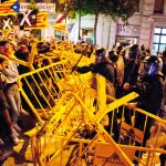 Un grupo de independentistas forcejea en Girona el 1-O con los agentes de la Policía