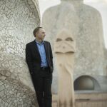 Dan Brown posa en este edificio de Barcelona, uno de los lugares donde se desarrolla la trama de «Origen»