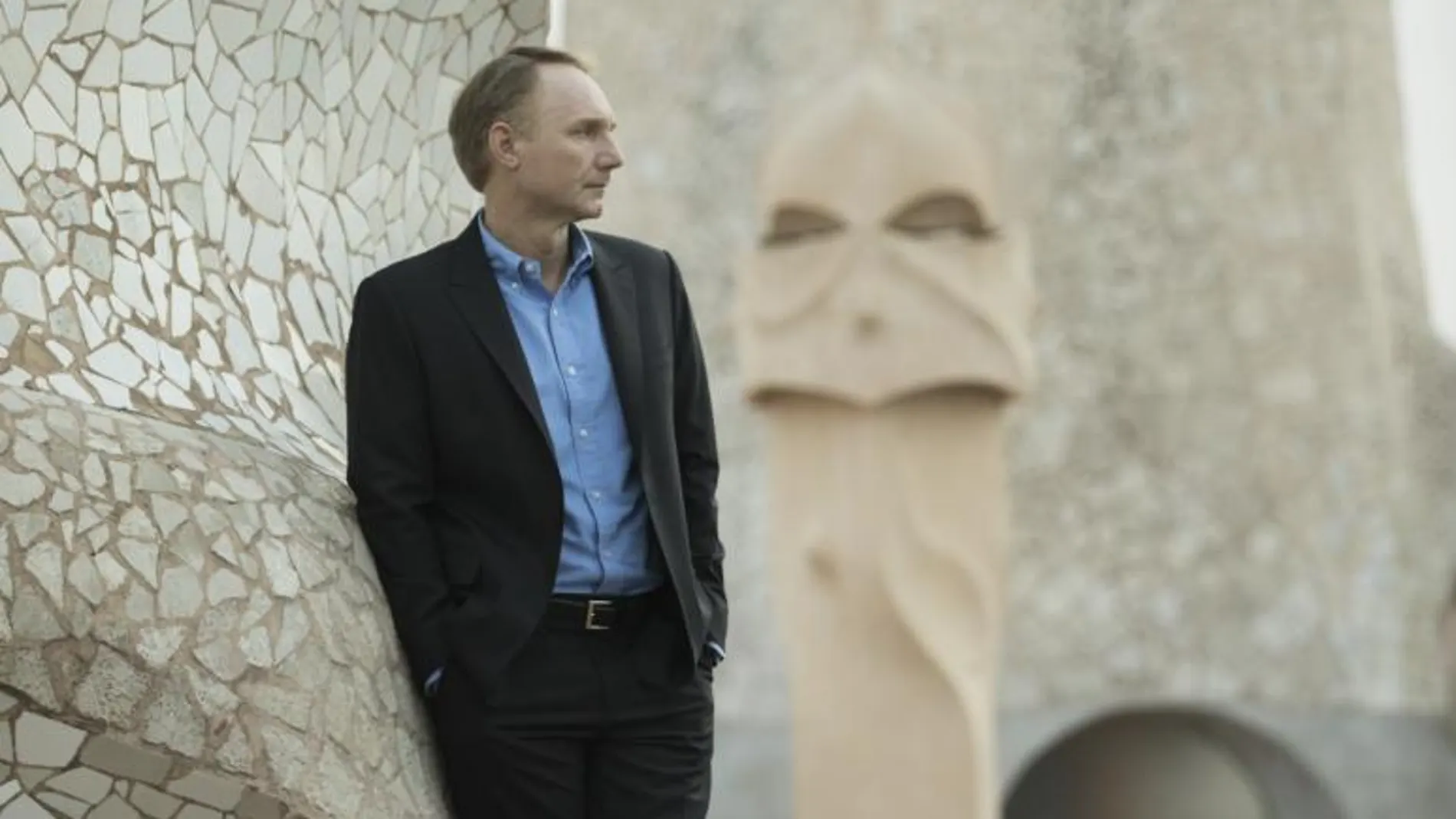 Dan Brown posa en este edificio de Barcelona, uno de los lugares donde se desarrolla la trama de «Origen»