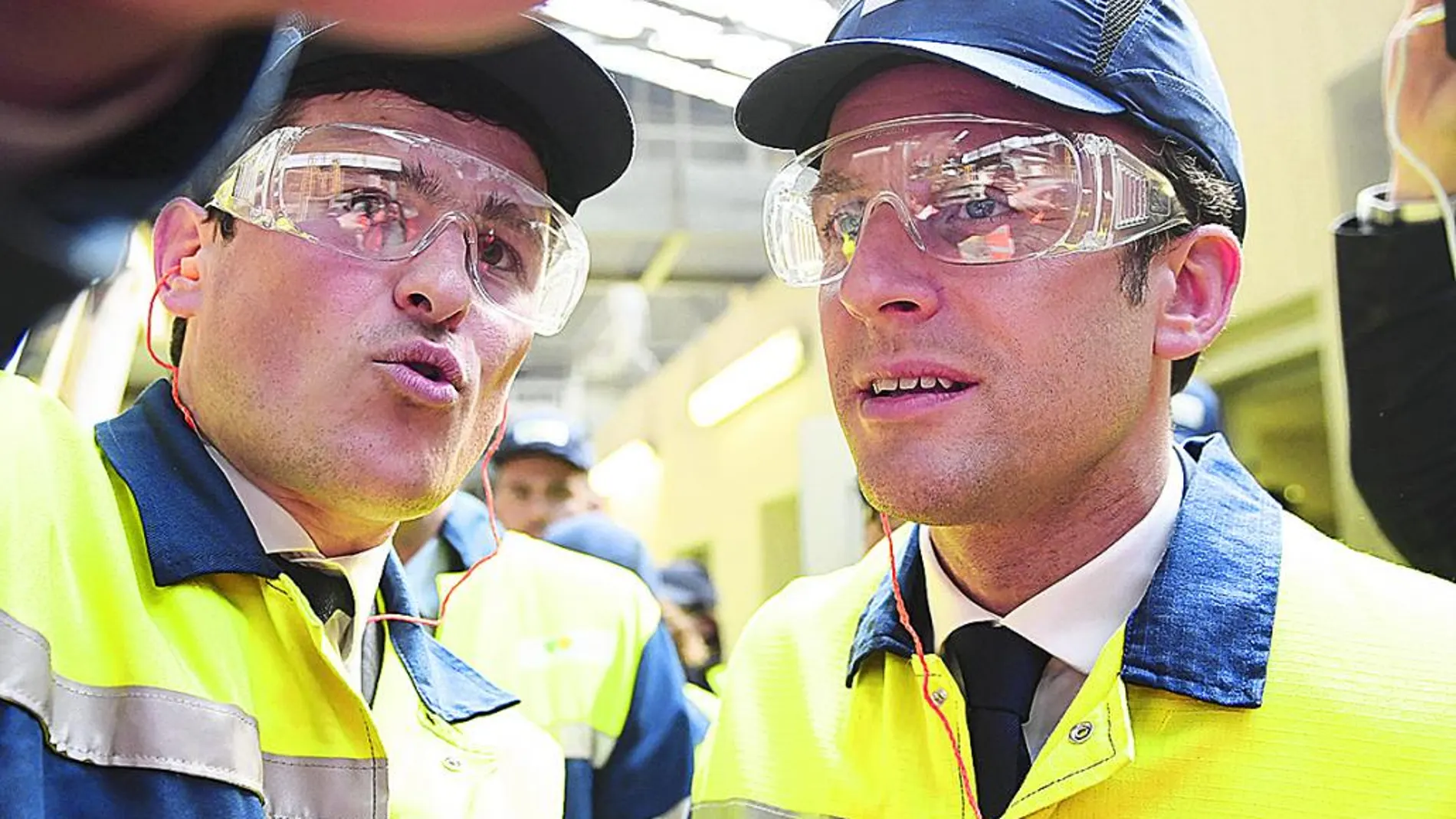 El candidato Emmanuel Macron, ataviado con mono y gorra de trabajo, visita una fábrica de cristal en Albi