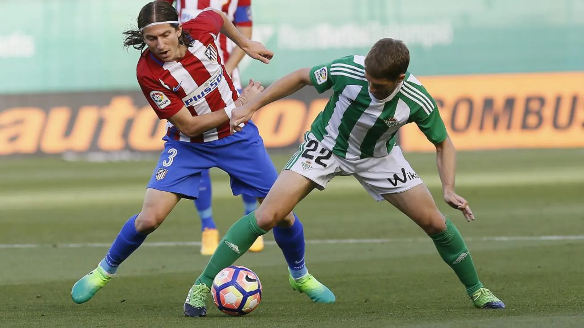 GRAEl centrocampista serbio del Betis Darko Brasanac (d) disputa un balón con el defensa brasileño Filipe Luis (i), del Atlético de Madrid