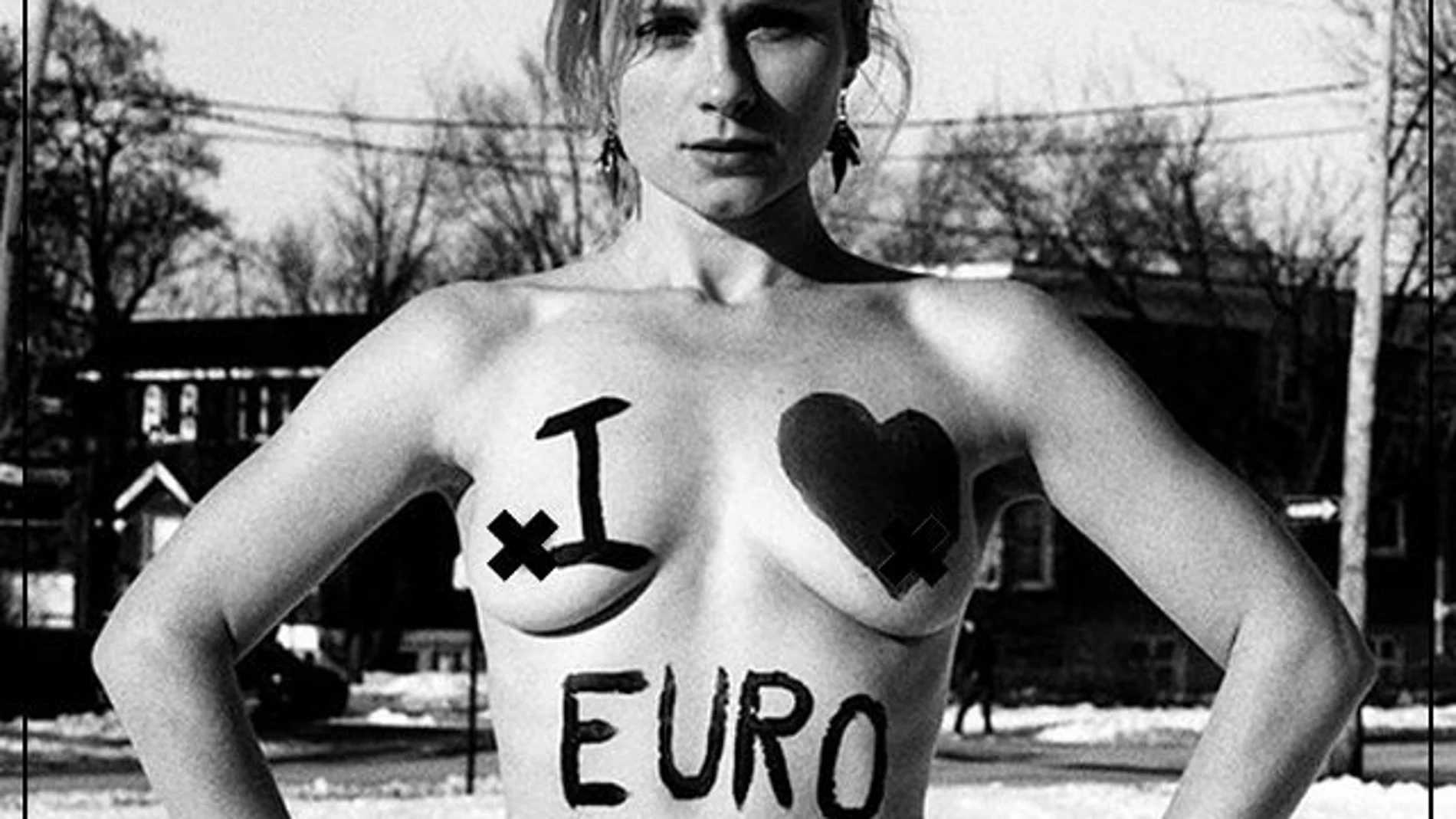 Las activistas de Femen «tragan» con la censura de Instagram y tapan sus pezones