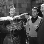 Charlton Heston (i), junto al naturalista Félix Rodríguez de la Fuente (c) y el filólogo Menéndez Pidal, durante el rodaje de la película El Cid