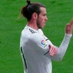 Bale haciendo un "corte de magas"