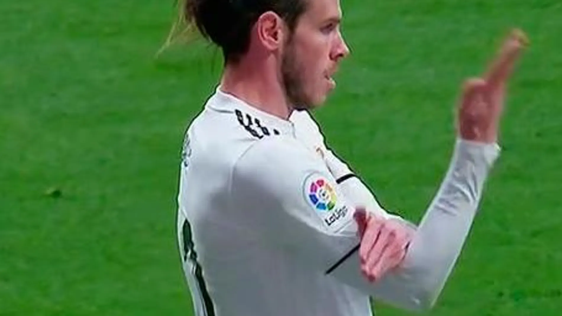 Bale haciendo un "corte de magas"