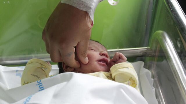 La mujer llevaba una bata de enfermera y entró en varias habitaciones diciendo que se tenía que llevar al recién nacido para hacerle unas pruebas