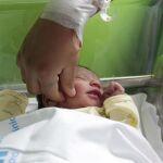 La mujer llevaba una bata de enfermera y entró en varias habitaciones diciendo que se tenía que llevar al recién nacido para hacerle unas pruebas