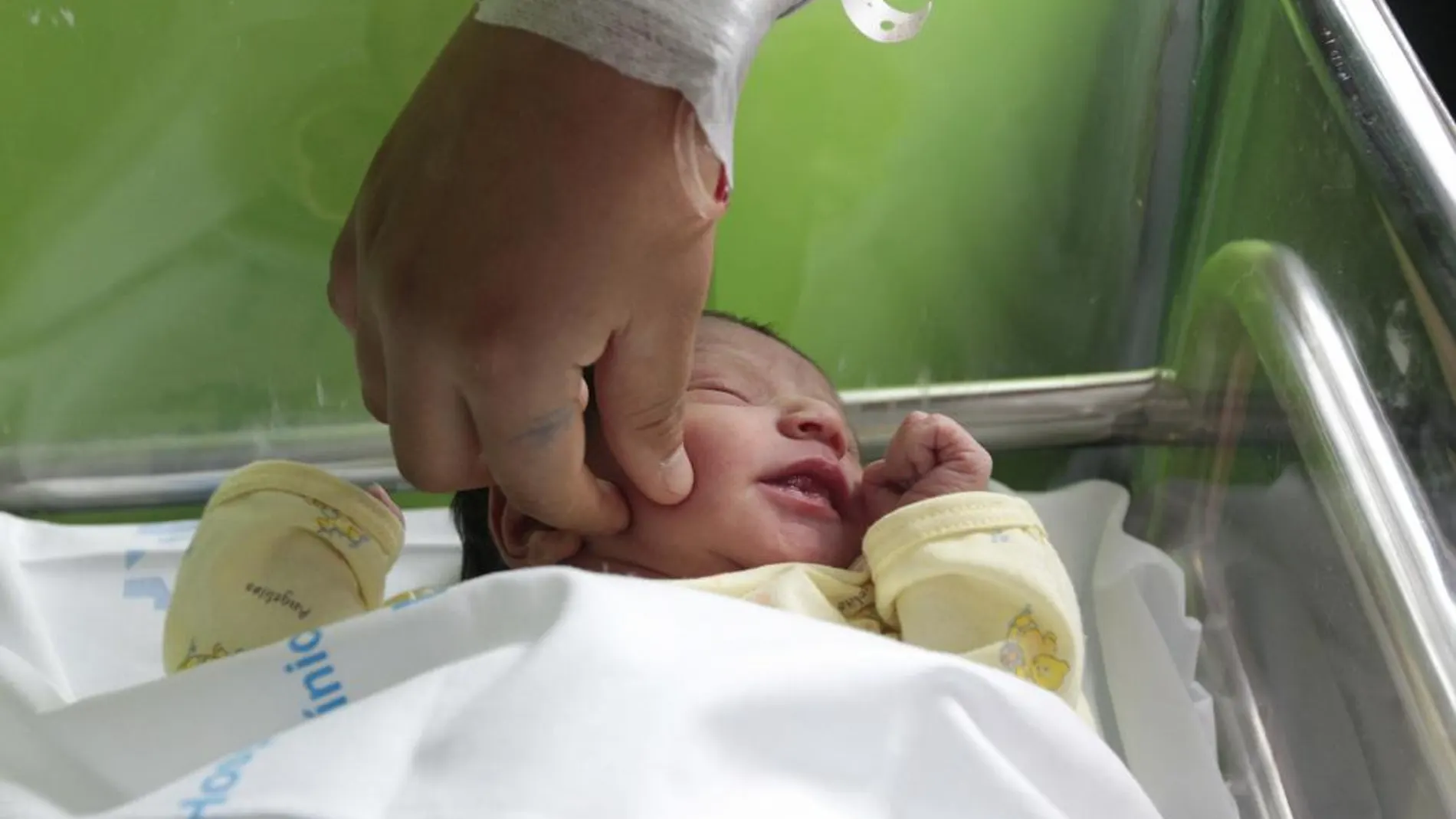 La mujer llevaba una bata de enfermera y entró en varias habitaciones diciendo que se tenía que llevar al recién nacido para hacerle unas pruebas