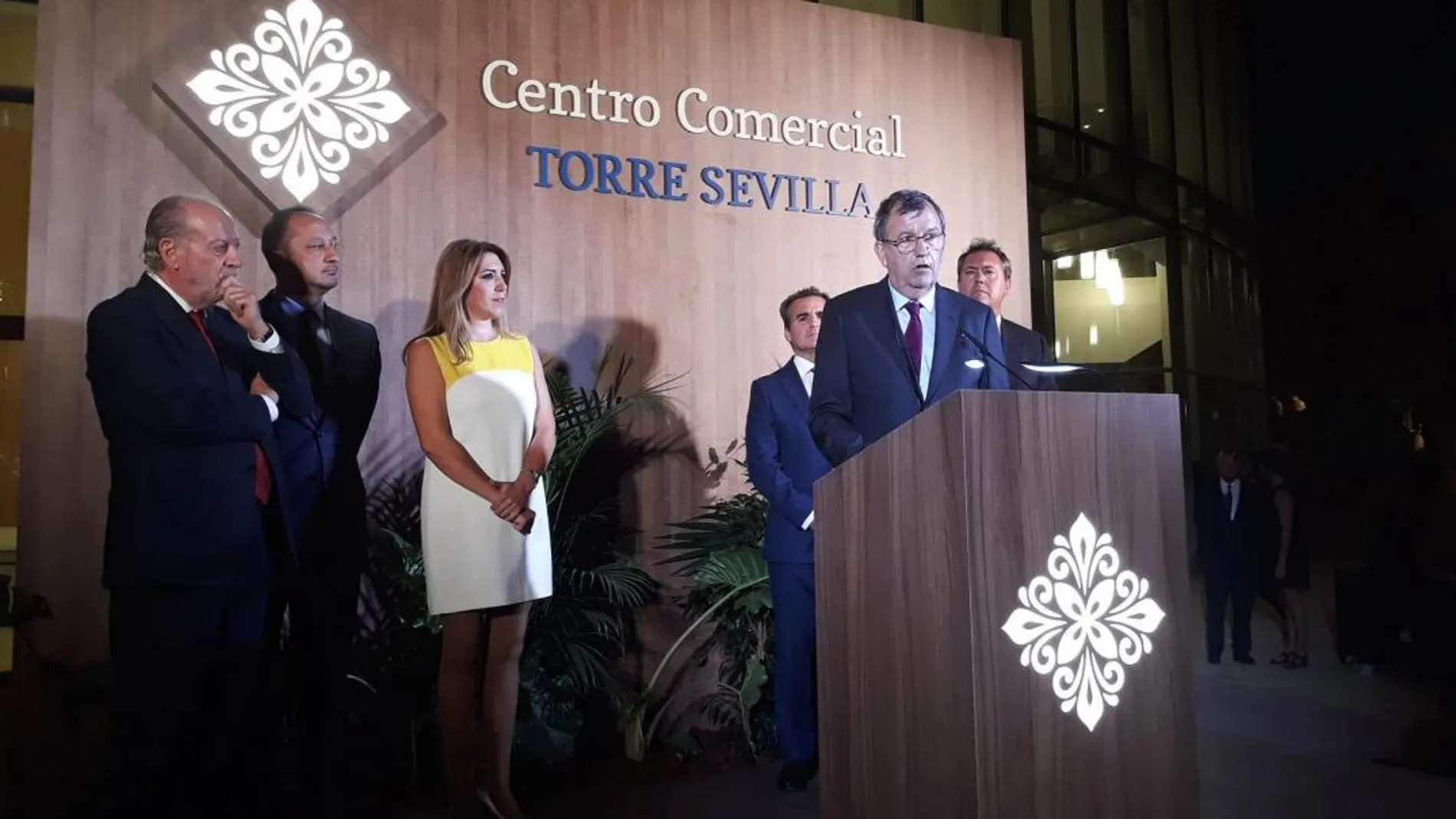 Susana Díaz participó ayer en la inauguración de un congreso, un encuentro, una vía «principal» de una ronda urbana y un centro comercial en Sevilla (Fotos: Efe y LA RAZÓN)