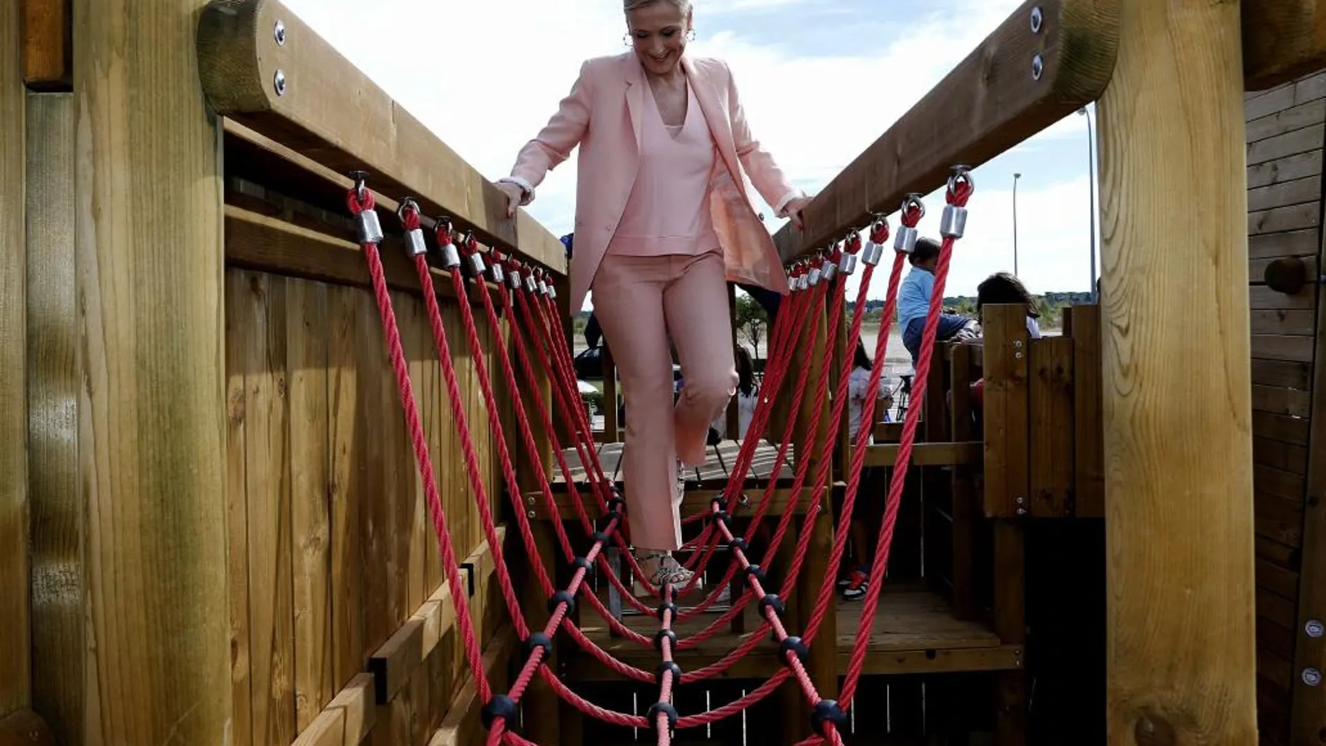 Cifuentes inauguró ayer junto al alcalde de Boadilla, Antonio González Terol, el Parque Lineal Juan Carlos I