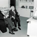 El presidente de la Generalitat Josep Tarradellas acompaña a Joan Miró en la Maeght
