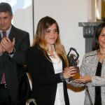 Antonieta y Oriette Ledezma (d) recogen el galardón en nombre de su padre, el opositor venezolano Antonio Ledezma