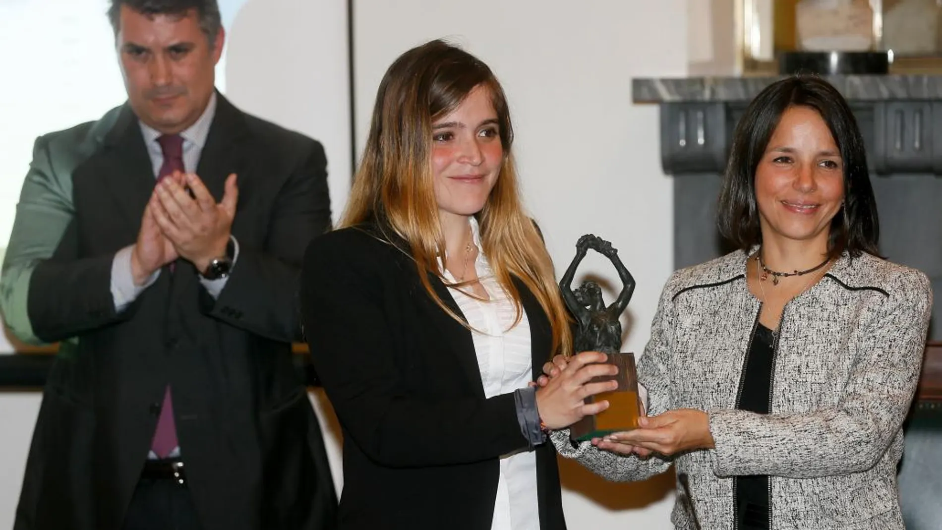 Antonieta y Oriette Ledezma (d) recogen el galardón en nombre de su padre, el opositor venezolano Antonio Ledezma