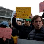 Manifestación en el aeropuerto JFK de Nueva York por la medida de Trump