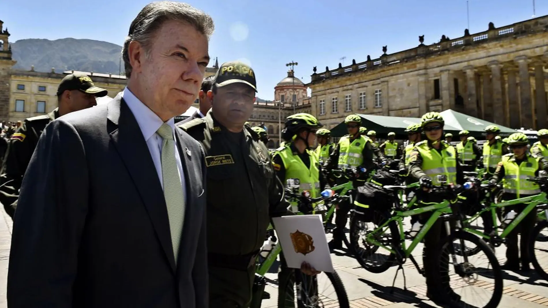 Fotografía cedida por la presidencia de Colombia del presidente de Colombia Juan Manuel Santos inspeccionando los nuevos equipos entregados a la Policía de Bogotá hoy, martes 7 de febrero de 2017, en Bogotá (Colombia)