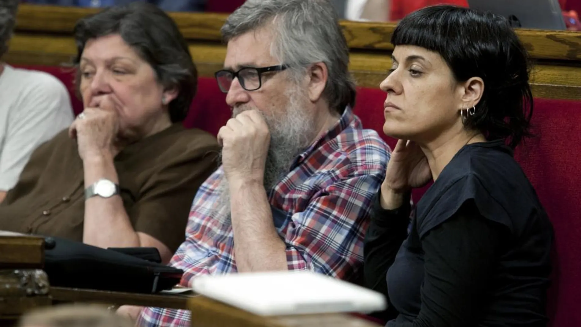 Los diputados de la CUP, Anna Gabriel y Joan Garriga, en el Parlament
