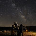 Dos amantes de la astronomía divisan estrellas en la provincia de Soria