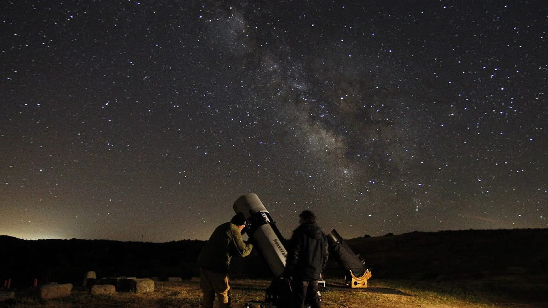 Dos amantes de la astronomía divisan estrellas en la provincia de Soria