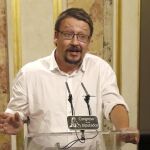 El portavoz de En Comú Podem, Xavier Doménech, comparece ante los medios de comunicación tras el discurso de Rajoy