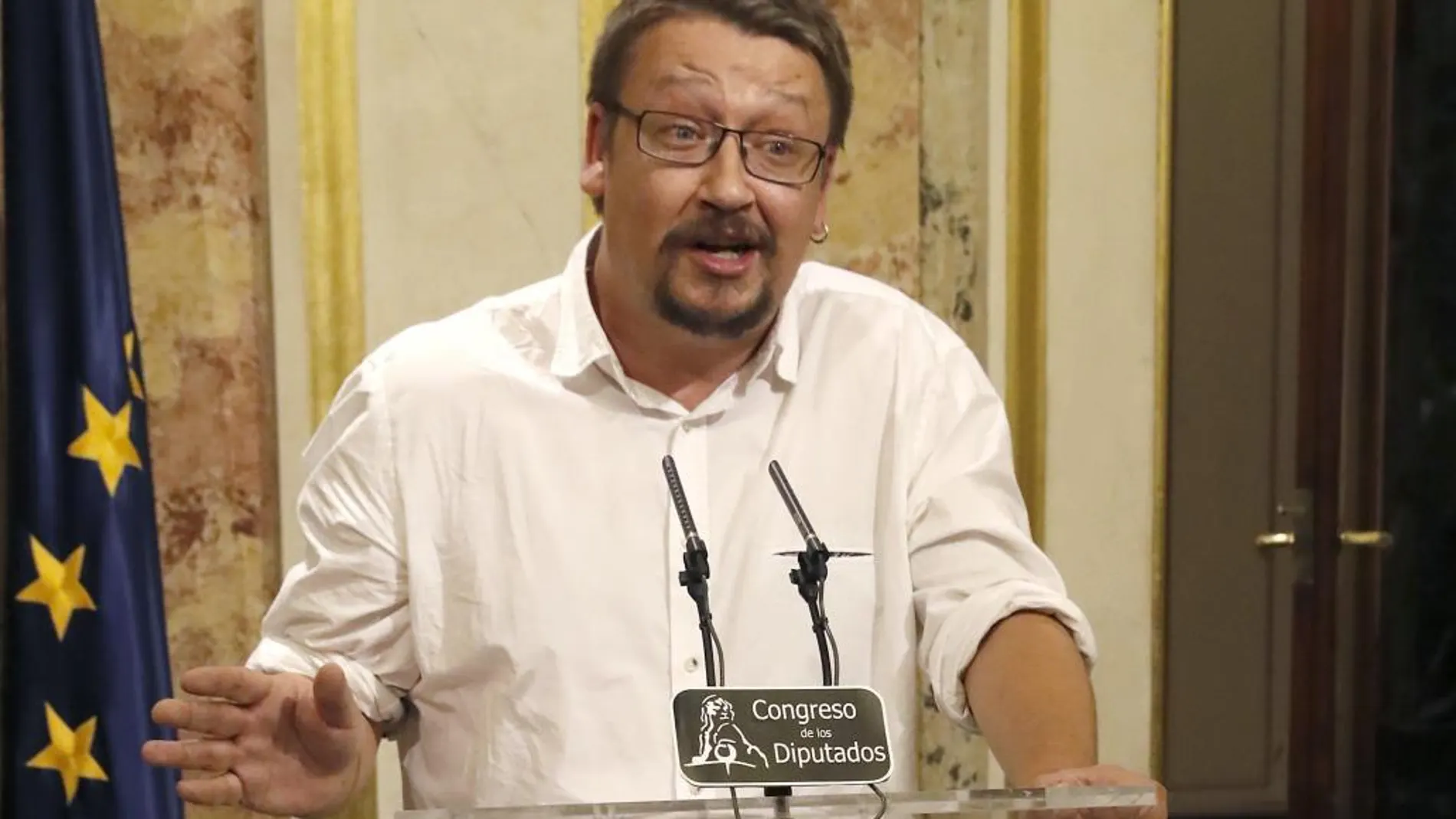 El portavoz de En Comú Podem, Xavier Doménech, comparece ante los medios de comunicación tras el discurso de Rajoy