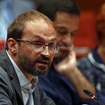 El coordinador nacional de ICV, Joan Herrera, pregunta al presidente de la Generalitat, Artur Mas, durante su comparecencia.