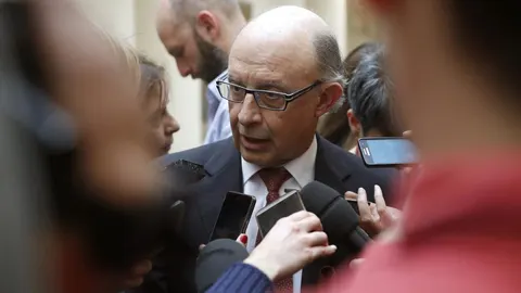 El ministro de Hacienda, Cristóbal Montoro, atiende a los medios.