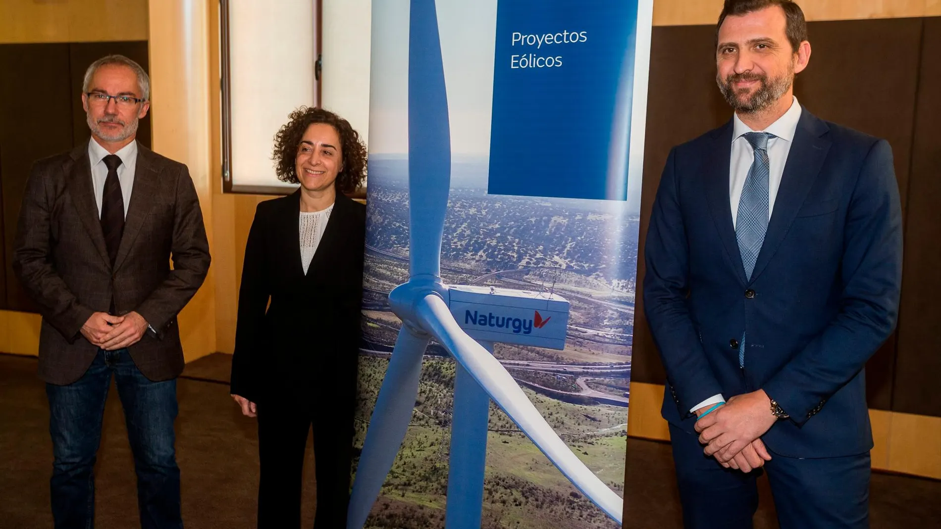 El director de Energía y Minas de la Junta, Ricardo González; la directora Generación de Naturgy, Ana Peris, y el responsable de Desarrollo de Renovables de Naturgy en Castilla y León, David Muñoz