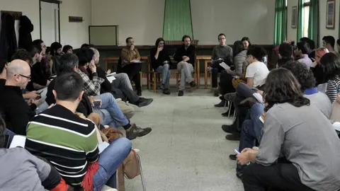 Pablo Iglesias durante la reunión que ha mantenido con su equipo electoral hoy en el antiguo campamento de Robledo, en Segovia.