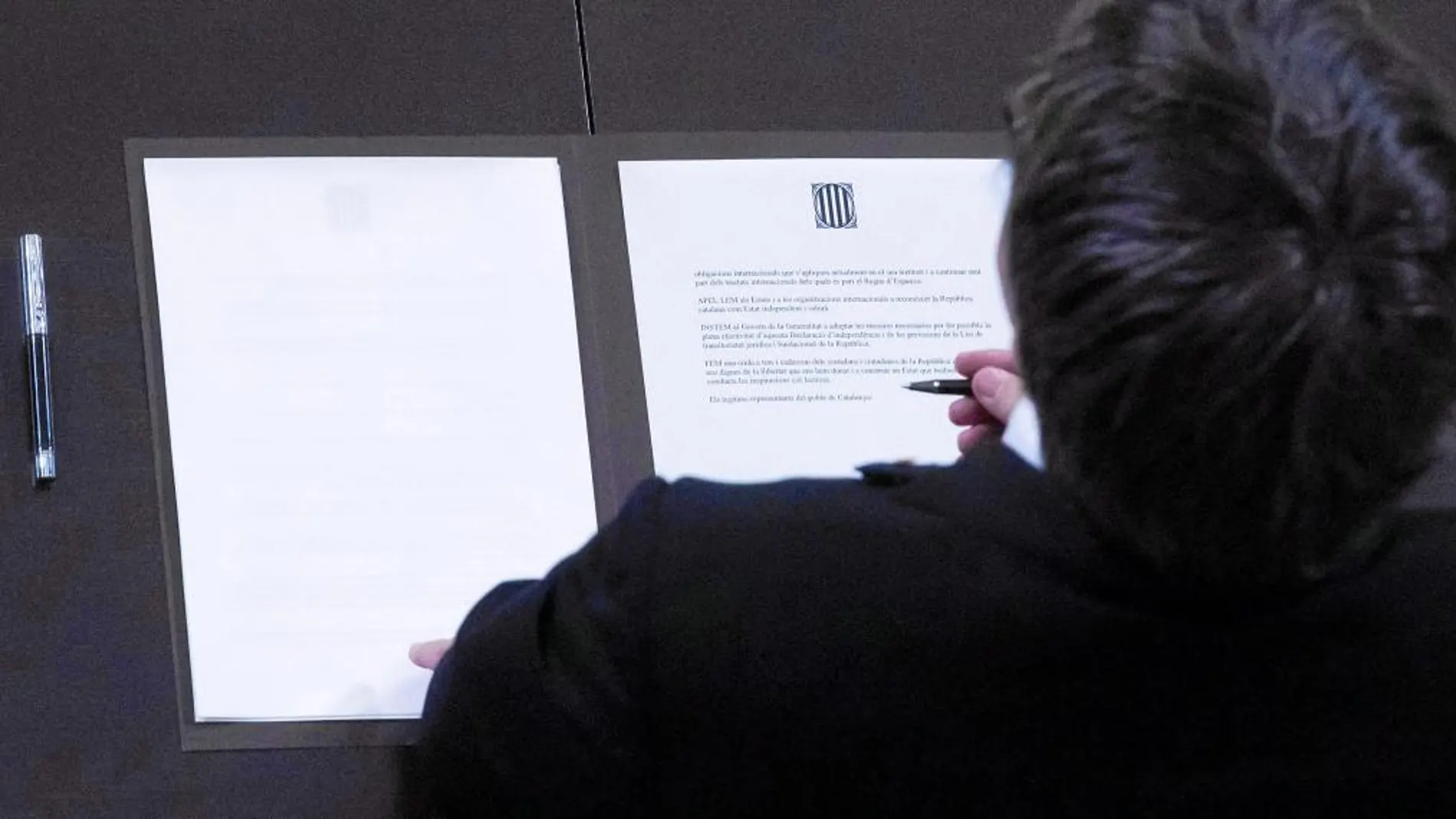 Carles Puigdemont firma el documento que ayer preparó el Govern declarando la República catalana
