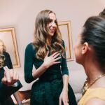 Raquel Alario (centro), fallera mayor de 2017