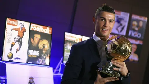 Fotografía facilitada por la revista France Football del portugués del Real Madrid Cristiano Ronaldo.